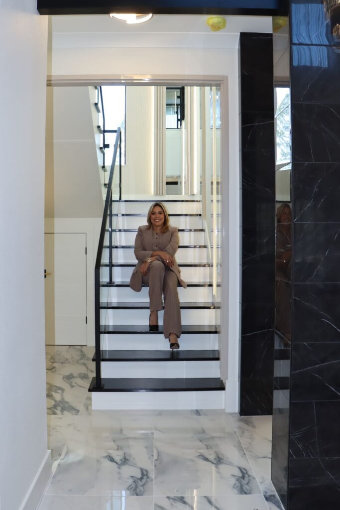 Contemporary floating staircase with glass railings, marble flooring, architectural lighting, and interior design by Zamira Ariza at Flaava House.